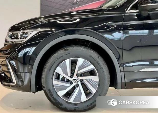 Volkswagen Tiguan L PHEV 2025 Черный из Китая, фото 2