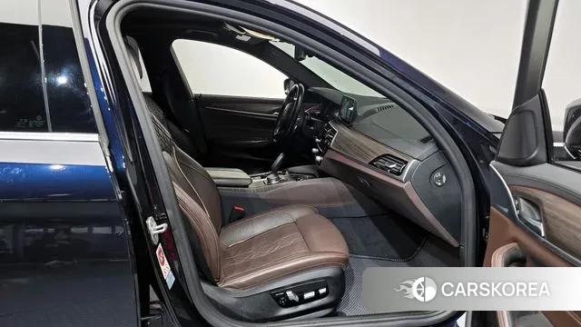 BMW 5 Series (G30) 2018 Черный из Кореи, фото 2