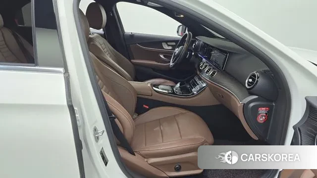 Mercedes-Benz E-Class W213 2022 Белый из Кореи, фото 2