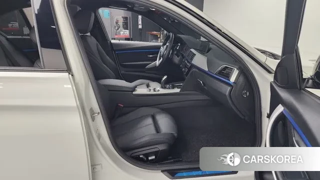 BMW 3 Series (F30) 2018 Белый из Кореи, фото 2