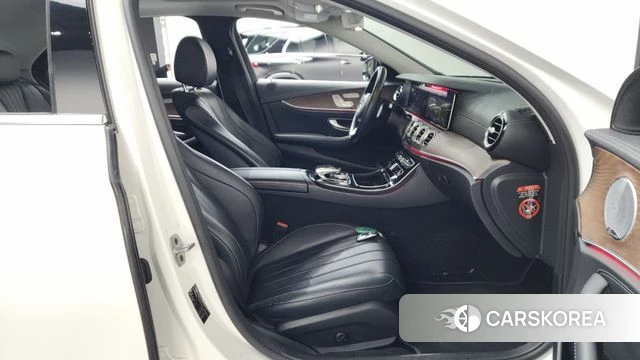 Mercedes-Benz E-Class W213 2018 Белый из Кореи, фото 2