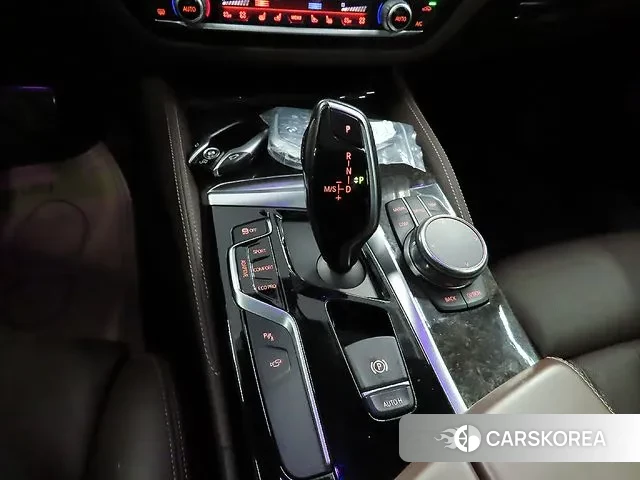 BMW 5 Series (G30) 2018 Белый из Кореи, фото 2