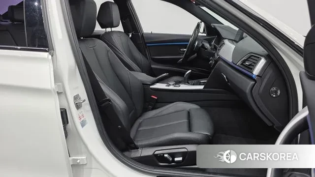 BMW 3 Series (F30) 2018 Белый из Кореи, фото 2