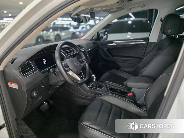 Volkswagen Tiguan second Generation 2023 Белый из Кореи, фото 2
