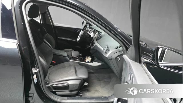 BMW 1 Series (F40) 2021 Черный из Кореи, фото 2