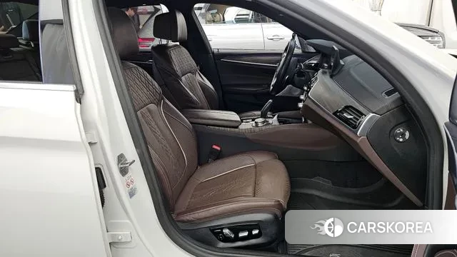 BMW 5 Series (G30) 2020 Белый из Кореи, фото 2