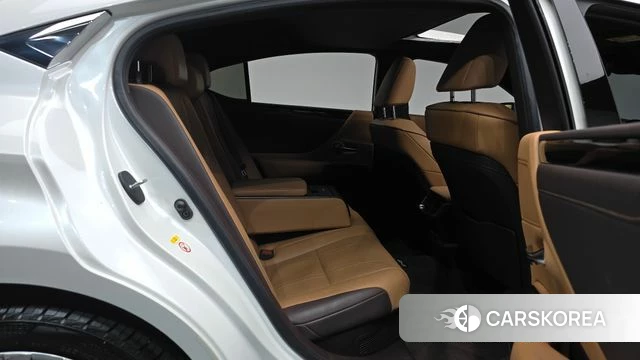 Lexus ES300h 7th generation 2018 Белый из Кореи, фото 2