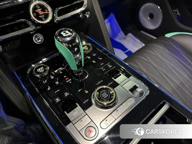 Bentley Flying Spur 3rd Generation 2023 Светло-серебряный цвет из Кореи, фото 2