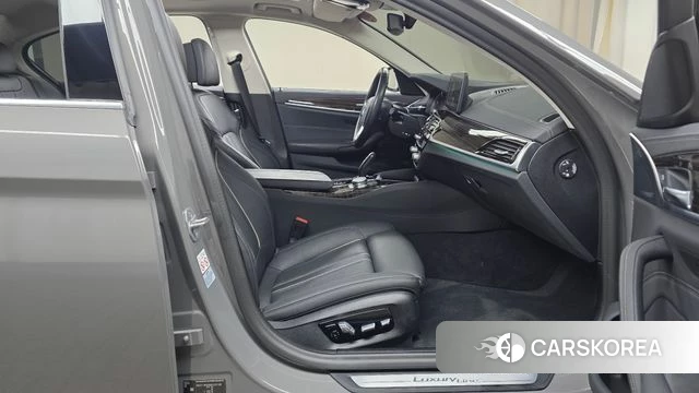 BMW 5 Series (G30) 2021 Серый из Кореи, фото 2