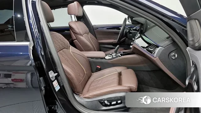 BMW 5 Series (G30) 2023 Черный из Кореи, фото 2