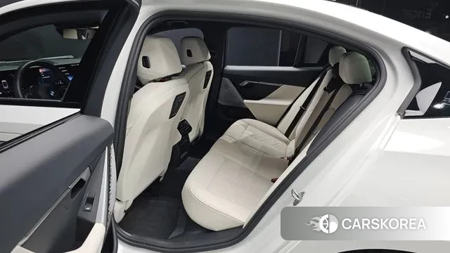 BMW 5 Series (G60) 2024 Белый из Кореи, фото 2