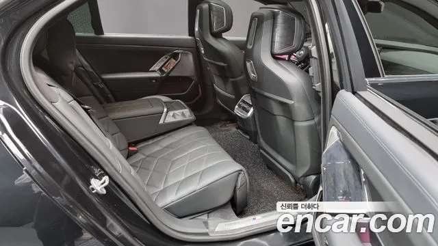 BMW 7 Series (G70) 2023 Черный из Кореи, фото 2