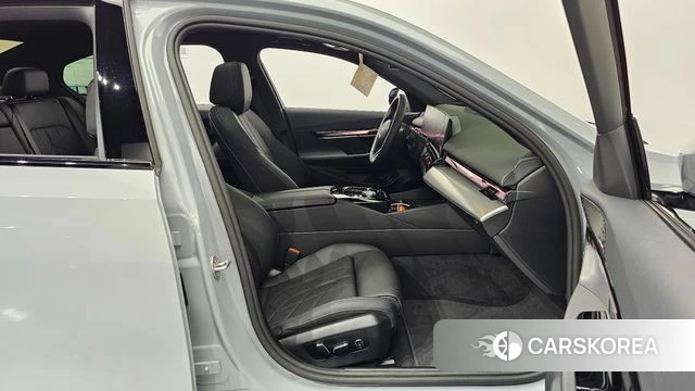 BMW 5 Series (G60) 2026 Светло-серебряный цвет из Кореи, фото 2