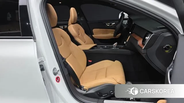 Volvo V60 Cross-Country 2nd Generation 2024 Белый из Кореи, фото 2