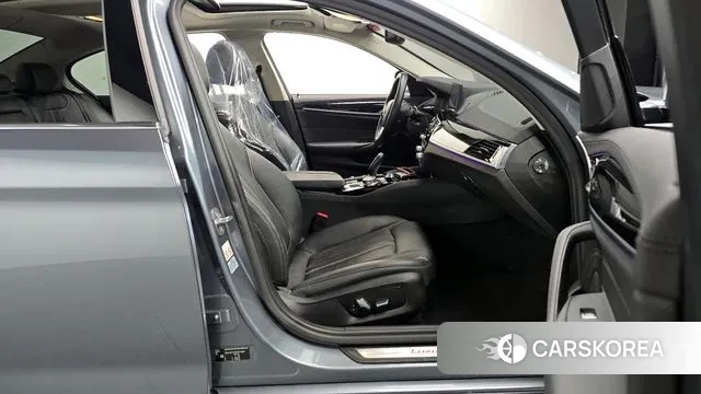 BMW 5 Series (G30) 2019 Серебристо-серый из Кореи, фото 2