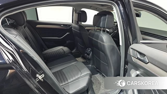 Volkswagen Passat GT (B8) 2021 Черный из Кореи, фото 2