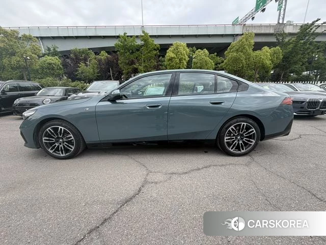 BMW 5 series (imported) 2025 Зеленый из Китая, фото 2