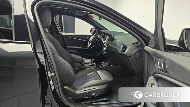 BMW 1 Series (F40) 2023 Черный из Кореи, фото 2