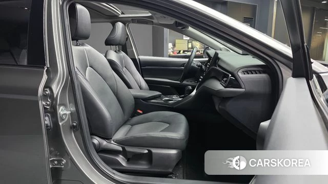 Toyota Camry (XV70) 2022 Серый из Кореи, фото 2
