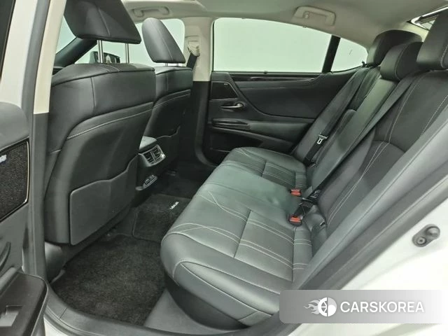 Lexus ES300h 7th generation 2020 Белый из Кореи, фото 2