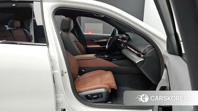 BMW 5 Series (G60) 2025 Белый из Кореи, фото 2