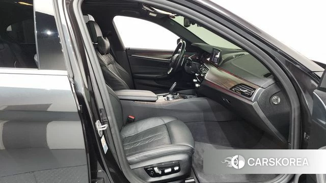 BMW 5 Series (G30) 2018 Серый из Кореи, фото 2