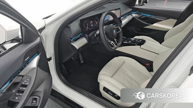 BMW 5 Series (G60) 2025 Белый из Кореи, фото 2