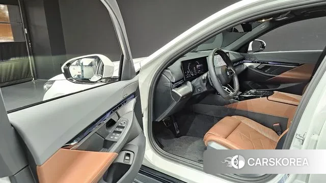 BMW 5 Series (G60) 2024 Белый из Кореи, фото 2