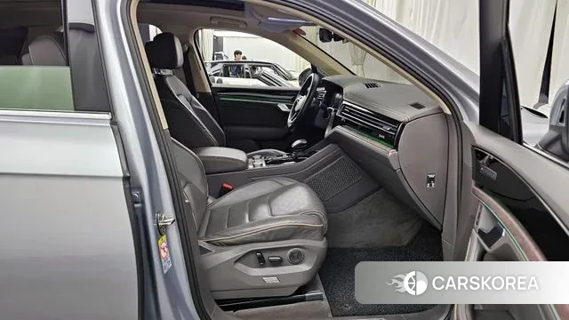 Volkswagen Touareg 3rd generation 2021 Серебряный из Кореи, фото 2