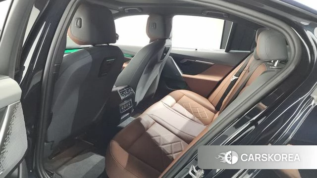 BMW 5 Series (G60) 2024 Черный из Кореи, фото 2