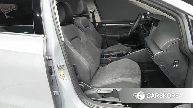 Volkswagen Golf 8th Generation 2024 Серебристо-серый из Кореи, фото 2