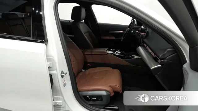 BMW 5 Series (G60) 2024 Белый из Кореи, фото 2