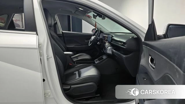 Hyundai Kona (SX2) 2023 Белый из Кореи, фото 2