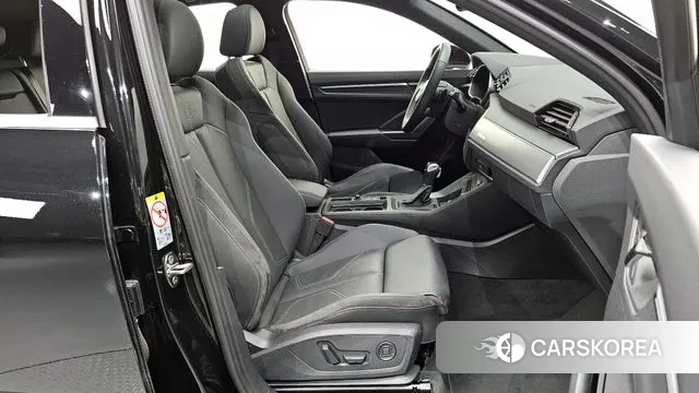 Audi Q3 (F3) 2023 Черный из Кореи, фото 2