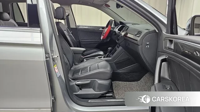 Volkswagen Tiguan Allspace 2020 Серебристо-серый из Кореи, фото 2