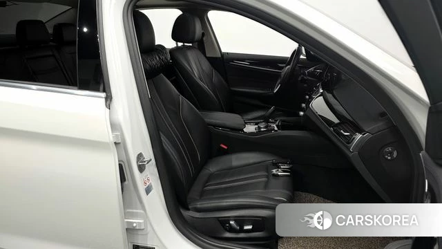 BMW 5 Series (G30) 2018 Белый из Кореи, фото 2