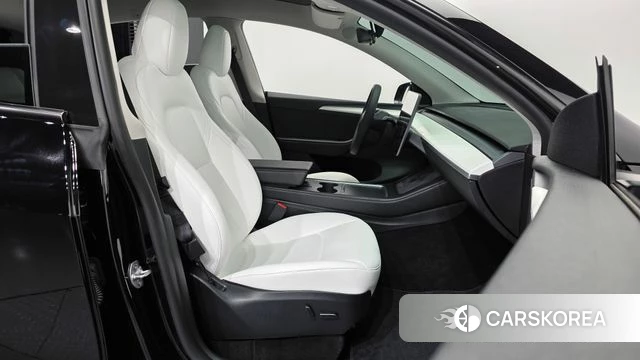 Tesla Model Y 2023 Черный из Кореи, фото 2