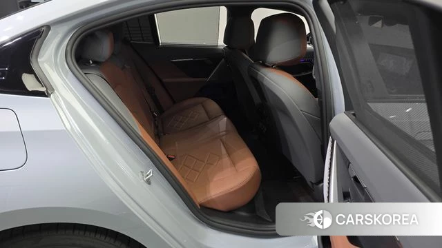 BMW 5 Series (G60) 2025 Цвет галактики из Кореи, фото 2