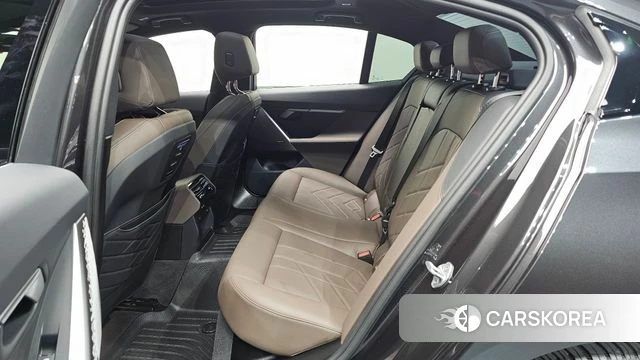BMW 5 Series (G60) 2024 Серый из Кореи, фото 2