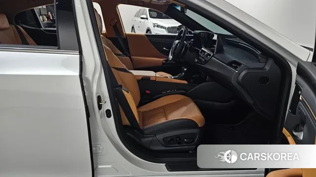 Lexus ES300h 7th generation 2024 Белый из Кореи, фото 2