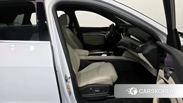 Audi e-Tron 2021 Белый из Кореи, фото 2