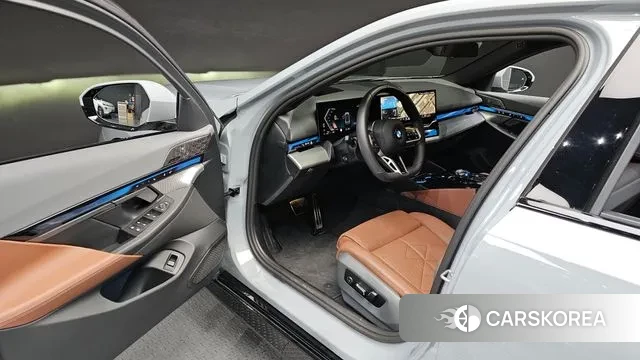 BMW 5 Series (G60) 2025 Серый из Кореи, фото 2