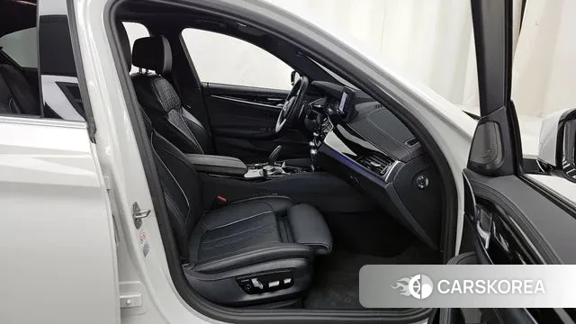 BMW 5 Series (G30) 2023 Белый из Кореи, фото 2