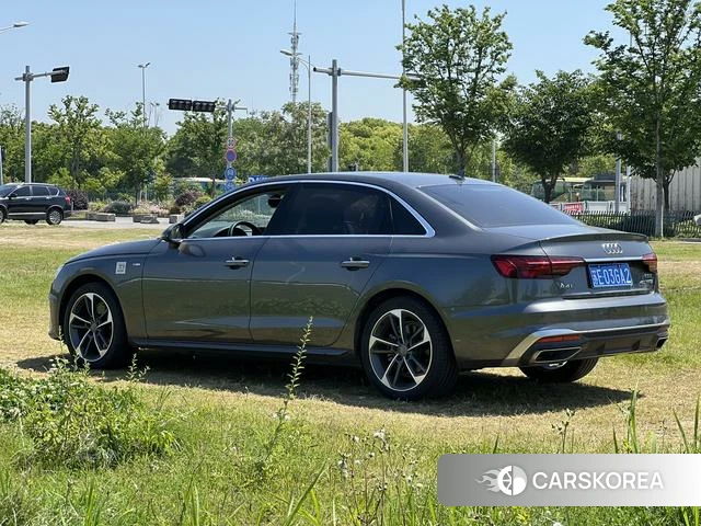 Audi A4L 2021 Темно-серый из Китая, фото 2
