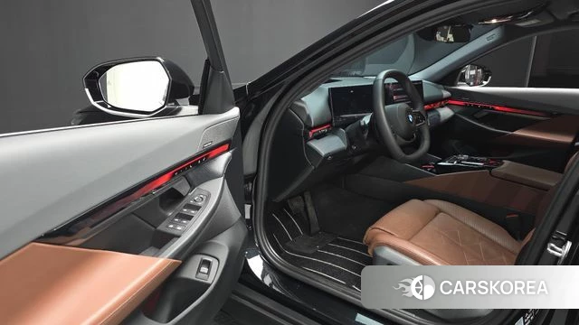 BMW 5 Series (G60) 2023 Черный из Кореи, фото 2
