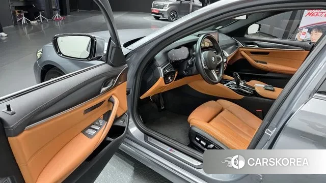 BMW 5 Series (G30) 2023 Серебристо-серый из Кореи, фото 2