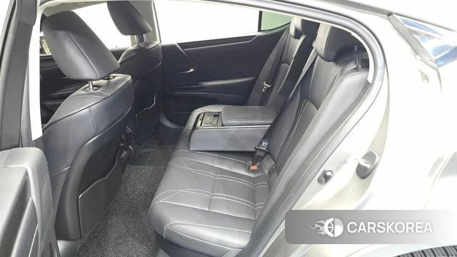 Lexus ES300h 7th generation 2023 Серебряный из Кореи, фото 2