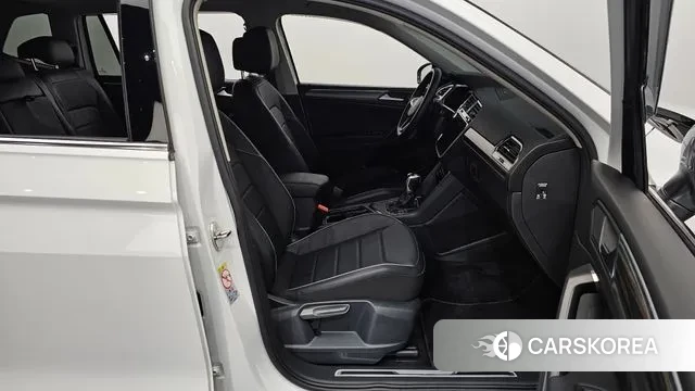 Volkswagen Tiguan Allspace 2023 Белый из Кореи, фото 2
