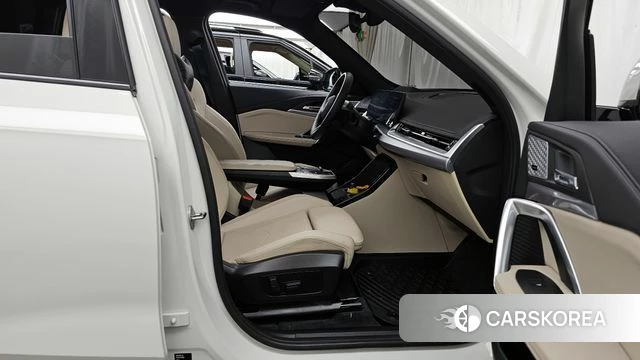 BMW iX1 (U11) 2024 Белый из Кореи, фото 2