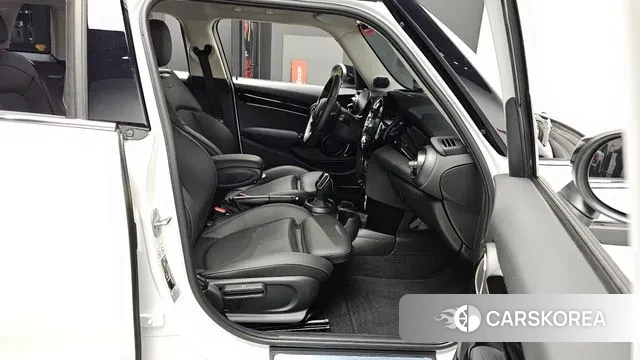 Mini Cooper 2023 Белый из Кореи, фото 2